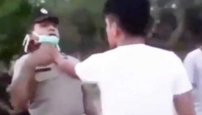 Pemuda mencekik leher polisi. Foto: tangkapan layar Makassar.terkini.id