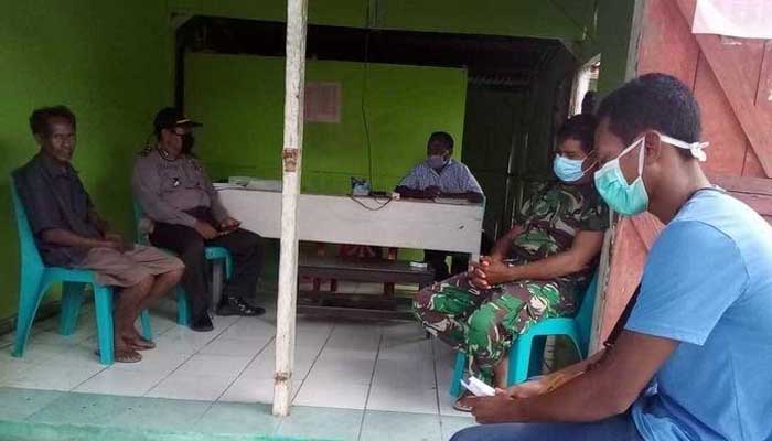 Yohanes Januarius Subandi (28), saat diambil keterangan oleh petugas posko penangan Covid-19 Desa Watumilok, Kecamatan Kangae, Kabupaten Sikka, NTT. Foto: Tribunnews