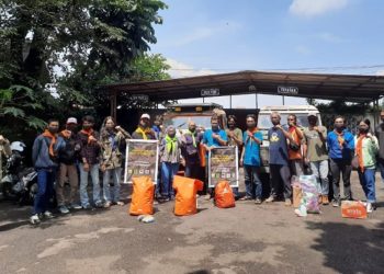 Forum Komunikasi Kader Konservasi Indonesia (F3K3I) Jabar melakukan gerakan 100 ribu masker untuk warga di Bandung Raya. Foto: Saifal/Islampos
