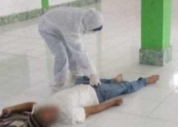Seorang jemaah shalat Jumat di Bogor tiba-tiba meninggal. Foto: Kumparan