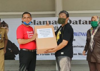 Wali Kota Cimahi, Ajay Muhammad Priatna mebagikan bantuan kepada warga. Foto: Saifal/Islampos
