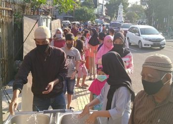 HDCI Bandung bagikan paket makan murah. Foto: Saifal/Islampos