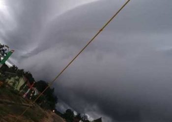 Foto awan pekat menyerupai ombak sebelum bencana angin puting beliung di Tulang Bawang, Rabu (20/5/2020). FOTO: Kompas