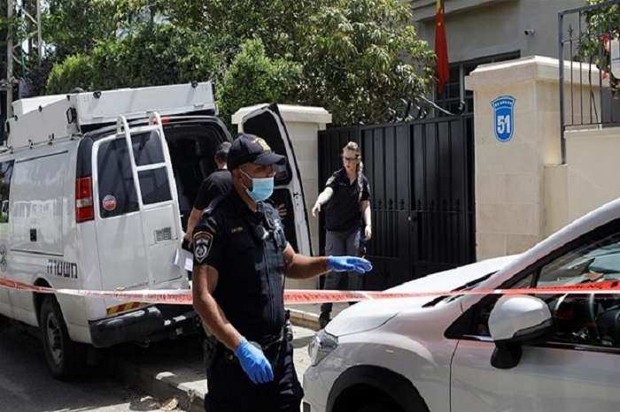 Polisi Israel bekerja di dekat rumah Duta Besar China untuk Israel, Du Wei, di Herzliya. Foto: REUTERS