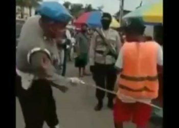 Viral Polisi di Ambon Hukum Pecut Warga yang Tak Pakai Masker. Foto: Twitter