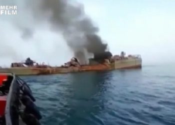 Kapal perang Iran hancur ditembak rekannya sendiri. Foto: Daily Mail