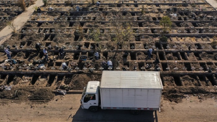 Kuburan yang sudah digali untuk pemakaman pasien yang terinfeksi virus corona di Pemakaman Umum Santiago, Chile. Foto: AFP