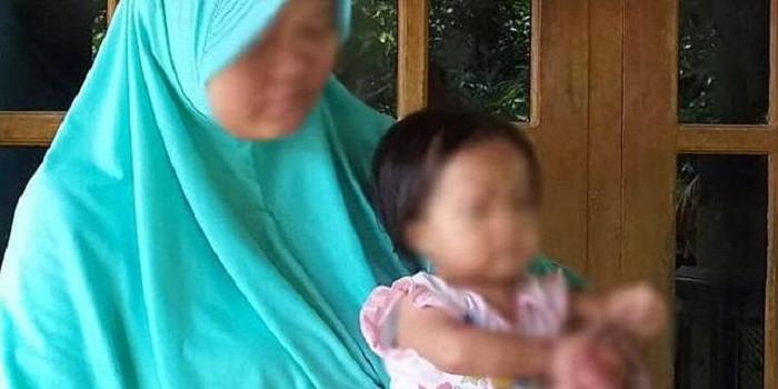 Bocah asal Sragen, Jawa Tengah, yang jari tangan kanannya bengkak digigit kutu kucing meninggal dunia, Kamis (28/5/2020). Foto: Kompas