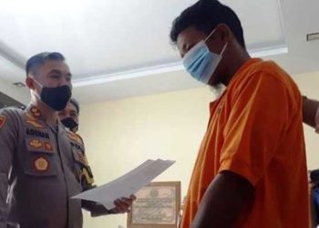 Tersangka ujaran kebencian, MS tertunduk saat dinasihati Kapolres Karimun AKBP M. Adenan. Foto: Edo/batamnews