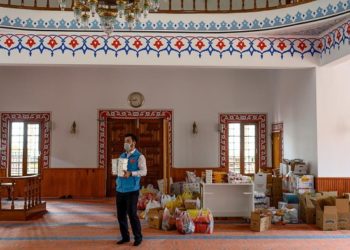 Masjid di Turki jadi Bank Makanan untuk membantu warga yang tengah kesulitan akibat pandemi Covid-19. Foto: AFP