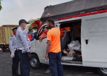 Pemudik diselundupkan di mobil jasa pengiriman barang di Bandung. (dok polisi)
