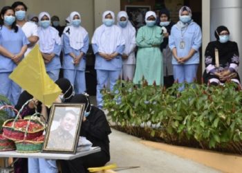 Suasana pelepasan perawat RSPI Sulianti Saroso yang meninggal, Sabtu (2/5). Foto: Kumparan