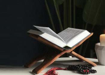 Tafsir Surat An-Naba Larangan bagi Perempuan Haid atau Nifas, Adab Membaca Al-Quran