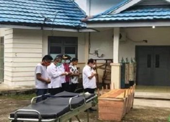 Bupati Kuangsing Mursini ikut menyalatkan jenazah PDP di RSUD Teluk Kuantan, Riau, tanpa mengenakan APD lengkap pada, Rabu (6/5/2020). Foto: Suara