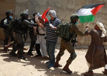 Warga Palestina bentrok dengan tentara Israel. Foto: Memo