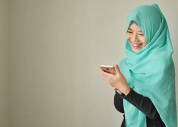 Syarat Busana Muslimah, gadget, manfaat tersenyum