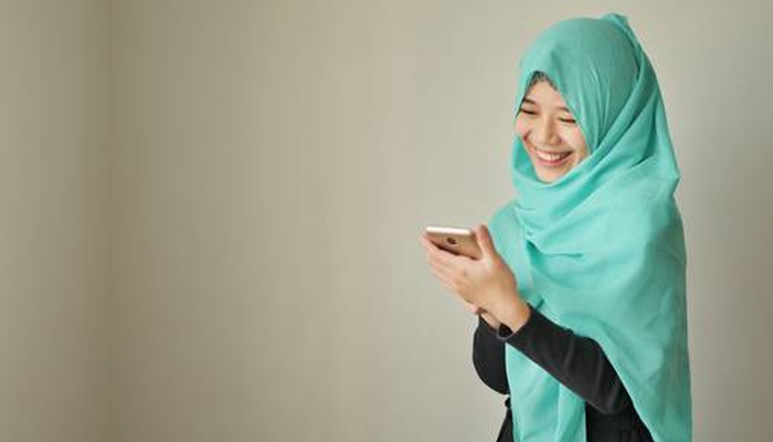 Syarat Busana Muslimah, gadget, manfaat tersenyum