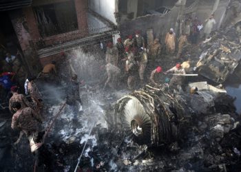 Puing-puing pesawat PIA jatuh di permukiman warga di Pakistan. Foto: Hindustantimes