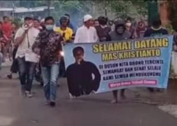 Pasien virus corona pulang sambil nyeker, disambut warga. Foto: Youtube