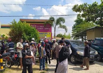 Suasana Klinik Bhakti Padma, Blora saat ratusan warga menjemput paksa pasien Covid-19. Foto: Liputan6