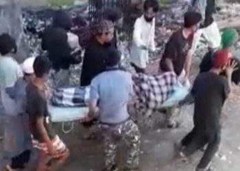 Sejumlah warga saat membawa jenazah dari rumah sakit, Labuang Baji Makassar. Foto: Screenshot Video Viral