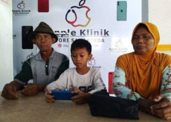 Viral seorang kakek pemulung belikan ponsel untuk cucu. Foto: Kompas