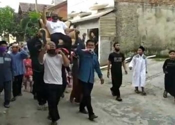 Warga sambut pasien positif Corona yang sembuh. Foto: Detik