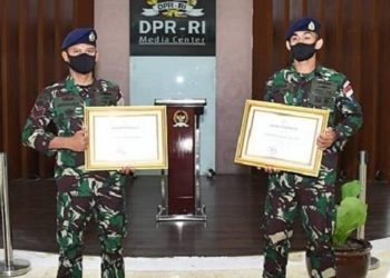 Dua Prajurit TNI Angkatan Laut (AL) Serka Mohammad Sangidun dan Kopda Damianus Luka Hera menerima apresiasi berupa piagam penghargaan dari Ketua MPR RI. Foto: Kompas