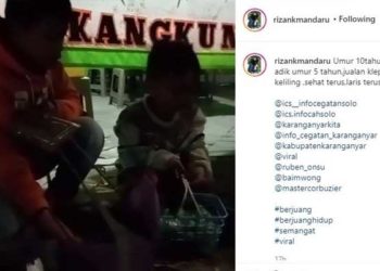 Bocah 10 tahun dan adiknya 5 tahun jualan klepon keliling Alun alun Karanganyar Foto: Instagram/rizankman