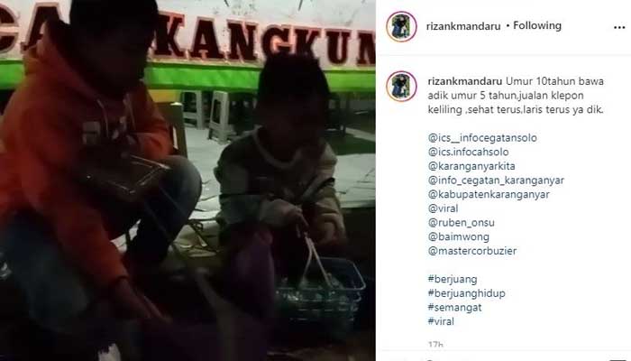 Bocah 10 tahun dan adiknya 5 tahun jualan klepon keliling Alun alun Karanganyar Foto: Instagram/rizankman