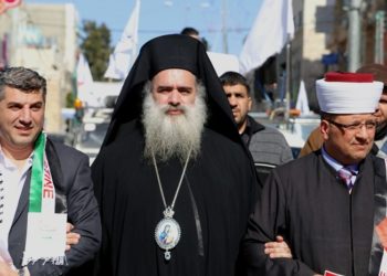 Uskup Agung Gereja Ortodoks Yunani Yerusalem, Atallah Hanna [tengah], terlihat saat demonstrasi di kota Hebron di Tepi Barat. Foto: Memo/Apaimages