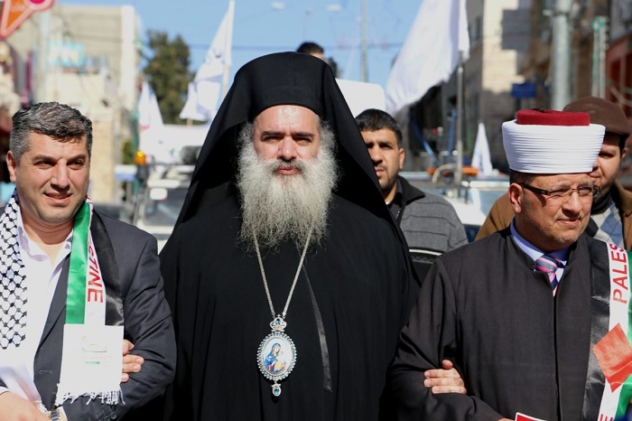 Uskup Agung Gereja Ortodoks Yunani Yerusalem, Atallah Hanna [tengah], terlihat saat demonstrasi di kota Hebron di Tepi Barat. Foto: Memo/Apaimages