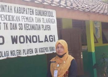 Guru SD Wonolagi, Jumidah puluhan tahun tempuh ratusan kilometer untuk mengajar siswa Wonolagi. Foto: Suara.com/Julianto