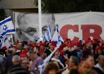 Ribuan orang tuntut Netanyahu mundur. Foto: Times of Israel