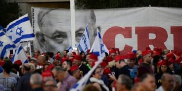 Ribuan orang tuntut Netanyahu mundur. Foto: Times of Israel