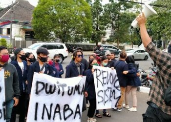 Puluhan mahasiswa Sekolah Tinggi Ilmu Ekonomi Indonesia Membangun (STIE INABA) mengadu ke DPRD Provinsi Jawa Barat. Foto: Saifal/Islampos