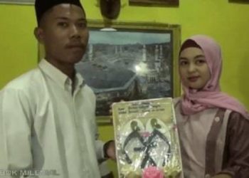 Banyak warganet iri karena istri yang dinikahi pria di Lombok berparas menawan. Foto: Youtube