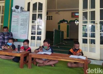 Takmir masjid di Kabupaten Magelang sediakan WiFi gratis untuk siswa dan mahasiswa belajar online, Rabu (29/7/2020). Foto: detikcom