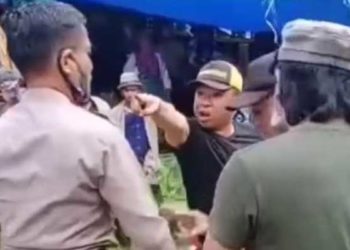 Pria di Toraja Utara menantang polisi karena tak terima judi sabung ayam akan dibubarkan. Foto: Detik