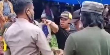 Pria di Toraja Utara menantang polisi karena tak terima judi sabung ayam akan dibubarkan. Foto: Detik