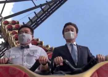 2 eksekutif naik Roller Coaster tanpa berteriak. Foto: Dream
