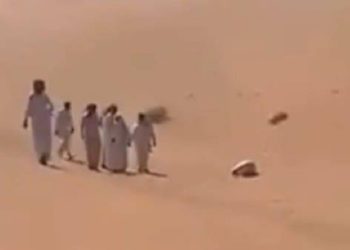 Jenazah sujud di padang pasir. Foto: Saudi Gazette