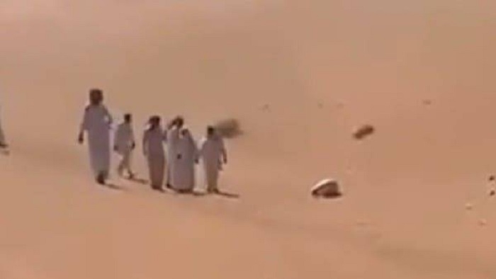 Jenazah sujud di padang pasir. Foto: Saudi Gazette