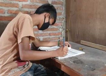 Wahyu Agus Nurtino, 12, siswa kelas VI SDN Brumbun, Kecamatan Wungu, Kabupaten Madiun saat sedang belajar di rumahnya, Desa Brumbun, Selasa (4/8/2020). Foto: Abdul Jalil/Madiunpos.com