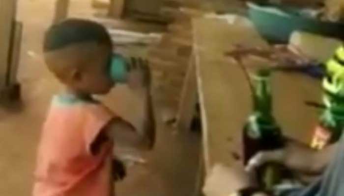 Dua pria mencekoki bocah dengan miras hingga sempoyongan. (Foto: Tangkapan Layar video viral)