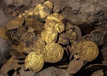 Koin-koin emas dari zaman Kekhalifahan Abbasiyah yang ditemukan oleh remaja Israel. Foto: Reuters