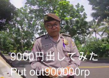 Tangkapan layar video polisi menilang WNA di Bali. Foto: Detik