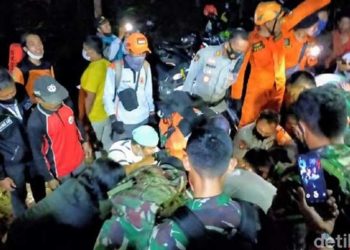 Evakuasi Jenazah Multazam, pelajar yang jatuh ke jurang 100 meter di Bukit Piramid Bondowoso. Foto: Chuk Shatu Widarsha/Detikcom