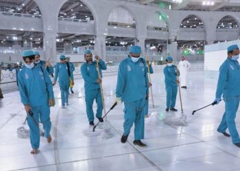 Petugas membersihkan area Masjidil Haram. Foto: Alarabiya