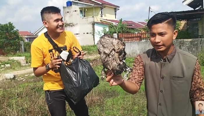 Video prank YouTuber prank memberi daging kurban yang ternyata berisi sampah Foto: YouTube Edo putra Official